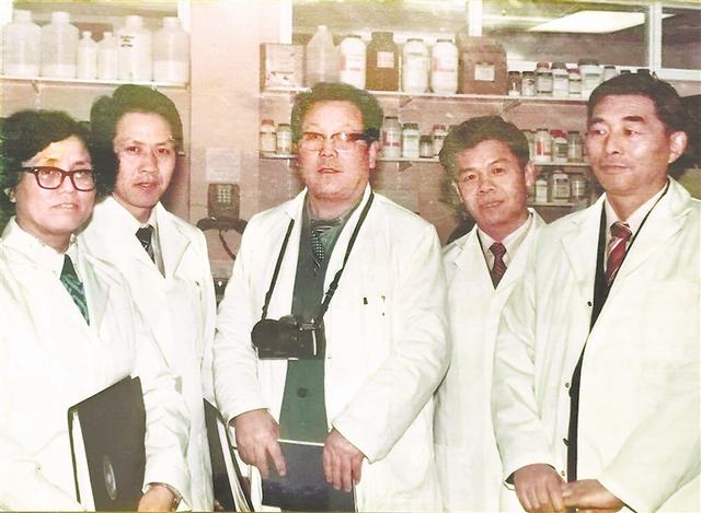 1985年，李春（左二）与国外实验室研究人员的合影。.jpg