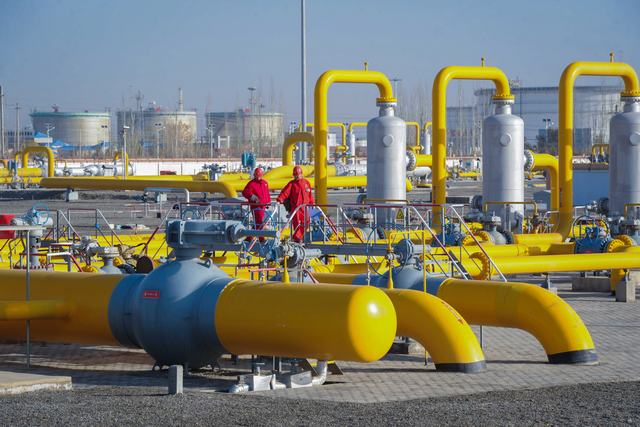 1731916168603394.jpg 塔里木油田员工正在西气东输轮南集气站巡检。.jpg