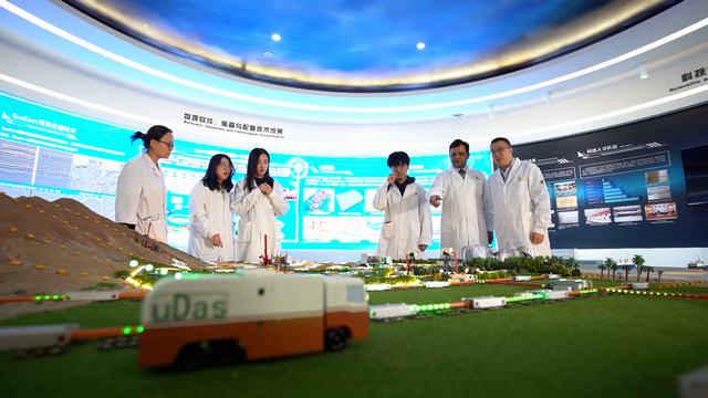 1732517573946496.jpg 海外业务部技术人员向客户介绍采集处理解释一体化运作模式。.jpg