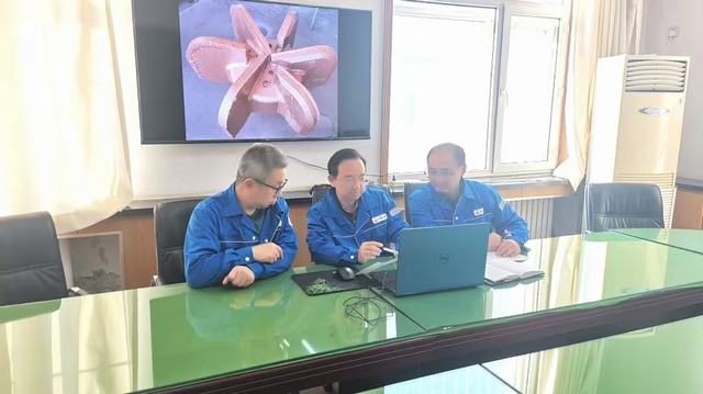 大庆钻探自主制造最大钻头.jpg