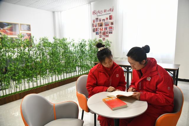 职工在图书室阅读.jpg
