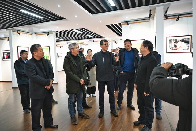 中国摄影家协会副主席、河南省摄影家协会主席刘鲁豫（右三）.jpg