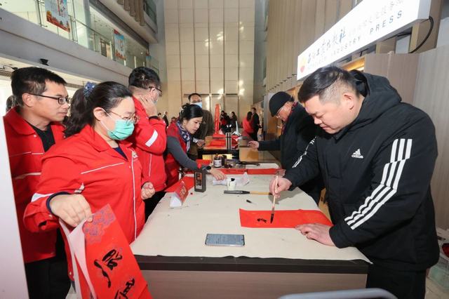 油田公司文联开展送春联下基层活动.jpg