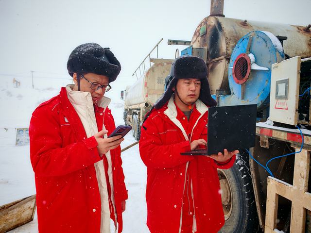 陆梁油田作业区自动化技术人员正在油田现场对偏远单罐井的程序、设备进行调试。.jpg