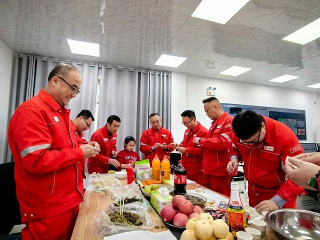 吐哈油田-储气库公司开展岗位包饺子、共庆中国年活动。冯小玄 摄.jpg