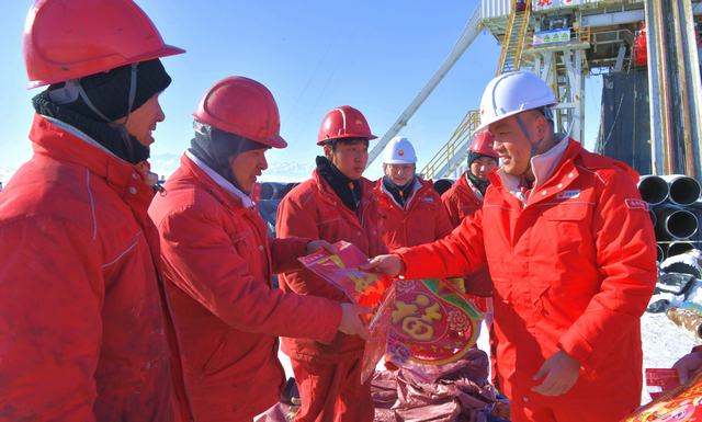 2025年1月26日，在新疆准噶尔盆地南缘天湾3井油气勘探开发钻井施工现场，石油工人正在准备挂福字、贴春联.JPG