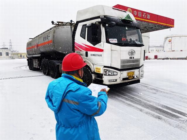 中石油东北销售助力春耕.jpg