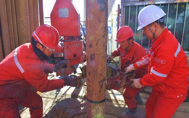 2025年3月14日，准东钻井公司50607钻井队员工正在连接钻具准备钻进作业。_6360.JPG