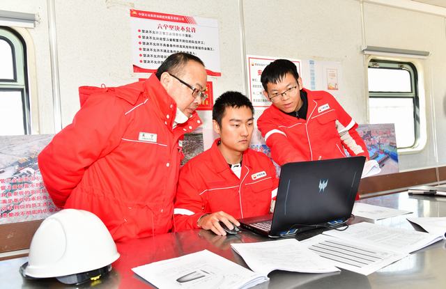 2025.05.19（投中国石油摄影报）打造高效驱油矩阵 新疆油田首口致密砂岩缝间驱采技术试验井成功实施.JPG