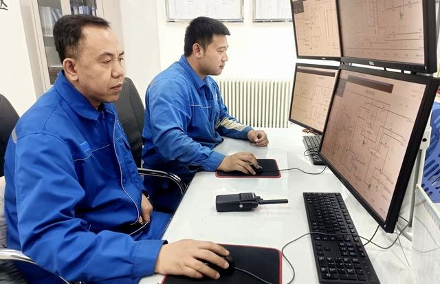 炼油一部MTBE装置员工正在精心操作。.jpg