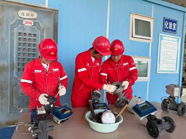 陆梁油田作业区自主研制流量计清洗设备降本增效显成效 (2).JPG