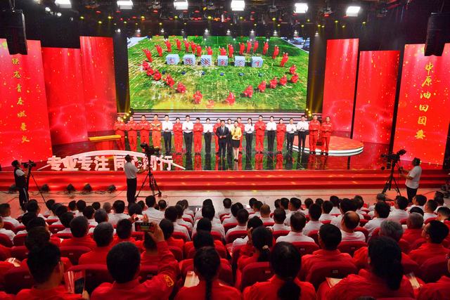 中原油田外闯市场故事会 (2)-仝江摄.JPG