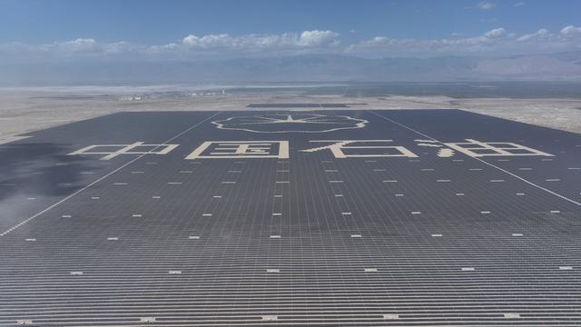 塔里木油田上库高新区低碳转型130万千瓦光伏项目现场。王川 摄.jpg