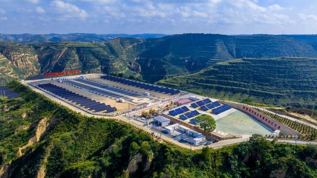 1761013418414001.jpg 长庆油田探索形成陆相页岩油规模效益开发模式。图为亚洲陆上最大页岩油长水平井平台——华H100平台。唐瑜摄.jpg