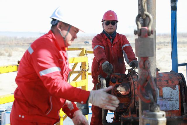 1762154682106781.jpg 西部钻探克拉玛依钻井公司钻井队员工进行接单根作业(侯红丽摄).JPG