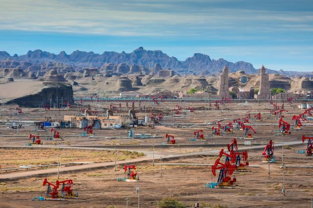 1762155066504940.jpg 毗邻乌尔禾魔鬼城的新疆油田公司风城油田作业区生产现场。徐志远摄.jpg