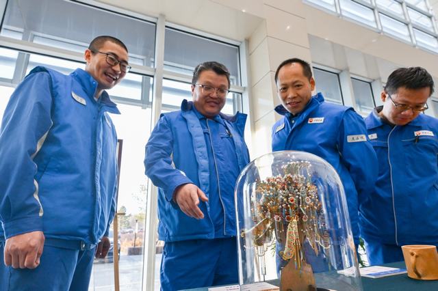 手工艺展品令参观者惊叹。苏珍 摄.jpg