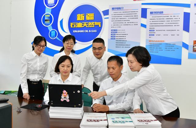 2025.11.25（投中国石油摄影报）【喜报】新突破！新征程！《新疆石油天然气》期刊影响因子2.902！.JPG