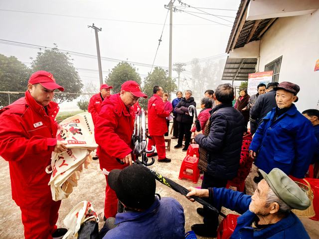 “小红帽”走进万家  安全知识记“心田”图三.jpg