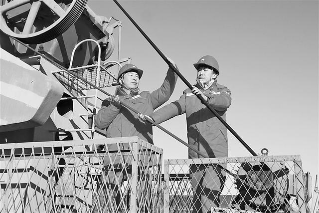 鏖战寒冬 党员带头.jpg