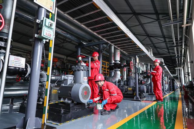 大庆油田员工进行设备日常维护。姜楠 摄.jpg