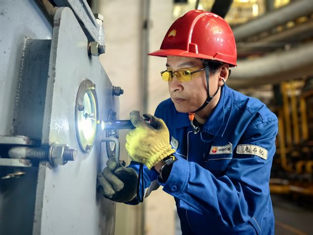 孟伟正在检查给煤机运转情况。丁恬甜 摄.jpg