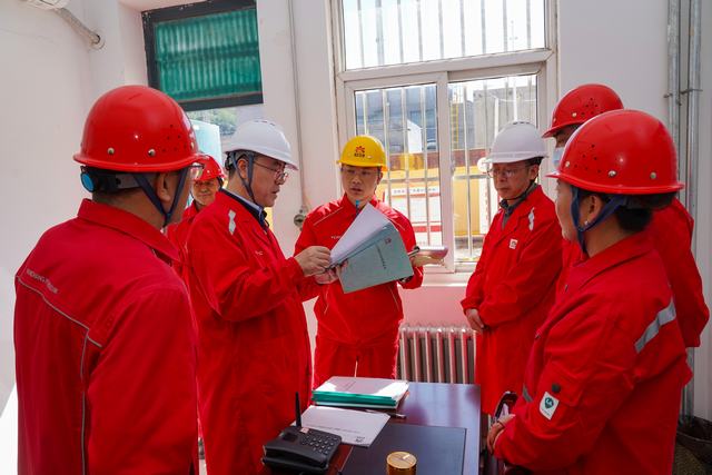 宝塔采油厂党委书记张建国深入丰富川联合站，围绕生产现场安全、设备规范、制度执行等重点开展安全生产专项检查，现场与工作人员一同查看相关资料。冯东摄.JPG
