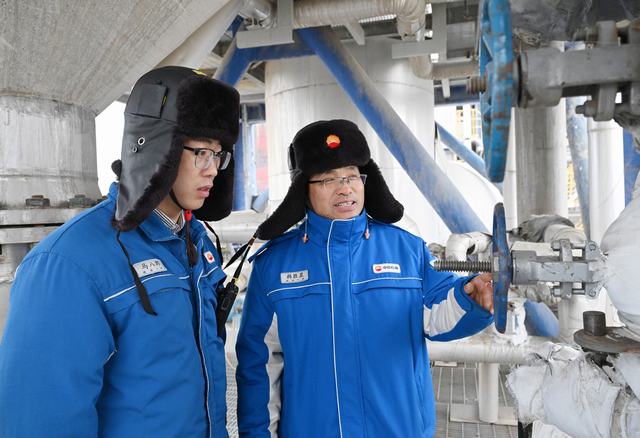 韩胜显（右）带青年在现场技术攻关。丁恬甜 摄.jpg