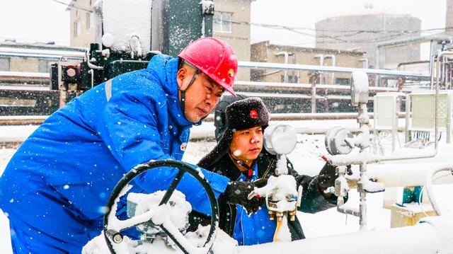 1768810076139397.jpg 巡检人员认真检查设备运行情况 (2).jpg