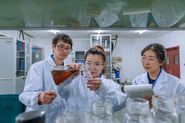 科研人员技术攻关。唐新明 摄.jpg