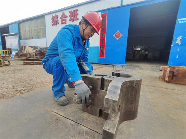 戴红军在维修吊卡。郑喜峰 摄.jpg