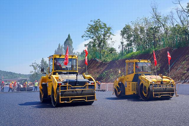 1773628615207979.jpg 上海—成都高速公路成南段施工现场,筑路队伍正在铺设克石化生产的70号道路沥青。(李浩然 摄).JPG