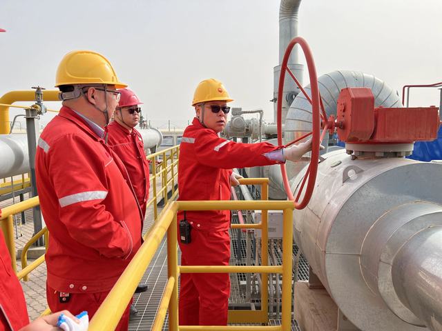 储气库工作人员进行现场阀门检查。蔡晓珑 摄.jpg