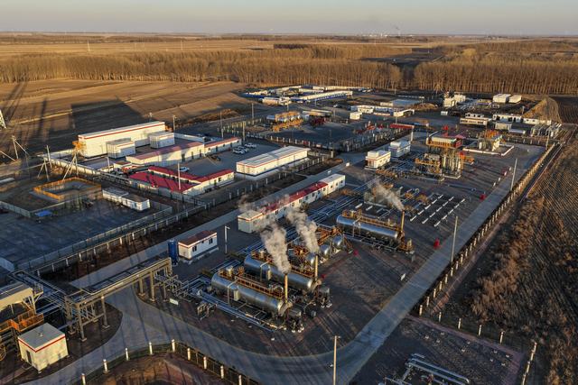 大庆古龙陆相页岩油国家级示范区拍摄的古页1号站。 王松 摄(1)_爱奇艺.jpg