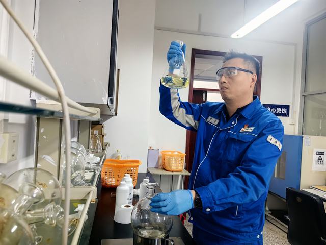 教震正在做科研实验。丁恬甜 摄.jpg