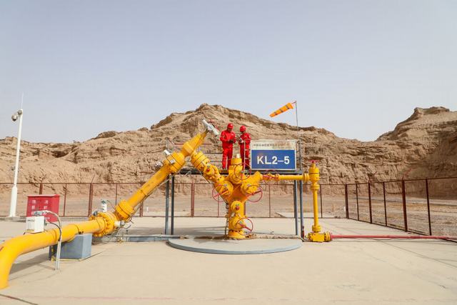 中国石油塔里木油田职工正在克拉2-5井巡检。（马博 摄）.jpg