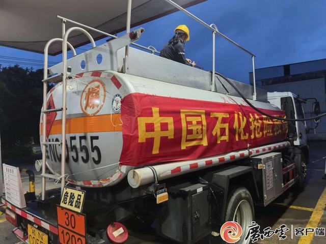 1783908479736259.jpg 7月6日,广西南宁石油紧急调度配送油罐车在加油站装油。.jpg