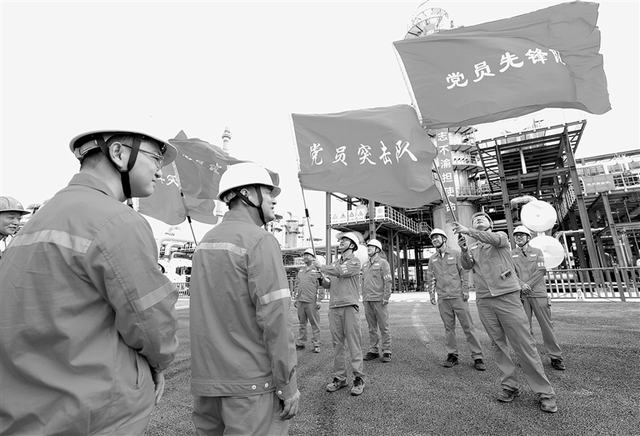 1785202131260843.jpg 党员勇攻坚 大修保稳产.jpg