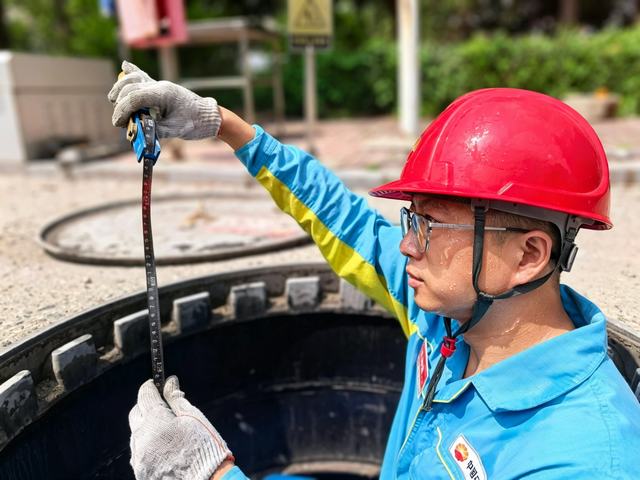 1785202913231058.jpg 图为辽宁沈阳销售分公司加油站员工烈日下计量作业。贾琼琼摄.jpg