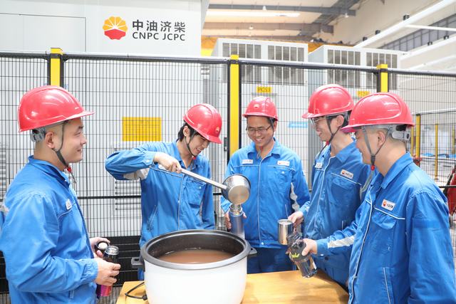 1785202997983581.jpg 生产一线单位开展“送清凉”活动,为一线员工提供解暑饮品。(李昌顺 摄).jpg