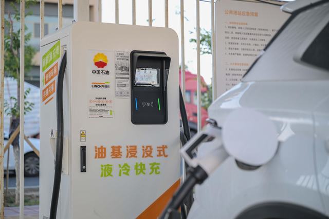 1785204004330156.jpg 国内首台(套)油基浸没式液冷充电桩在市区胜利南路加油站投运。唐新明 摄_爱奇艺.jpg