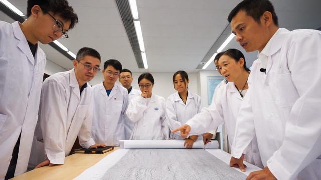 1785725231503243.jpg 东方物探GeoEast软件研发应用技术人员进行探讨.jpg