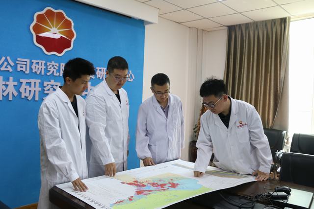 1786933450332516.jpg 依托勘探突破案例,对照地质图件讲解构造脊成藏规律。闫巧洁摄.JPG