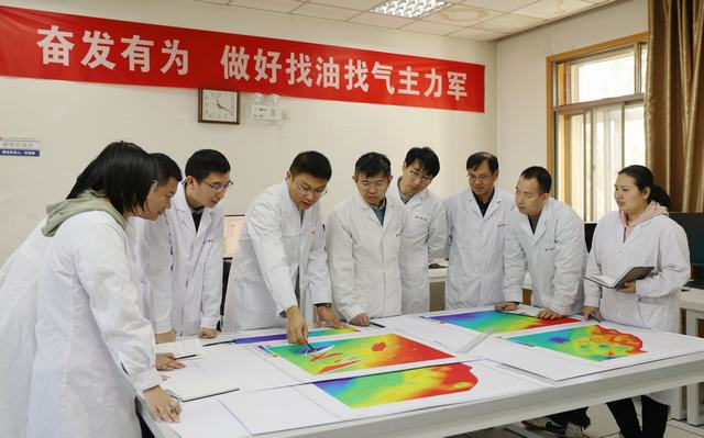 大港分院南方研究党支部党员先锋系统梳理新采集地震资料特点难点探索油藏新类型。.JPG