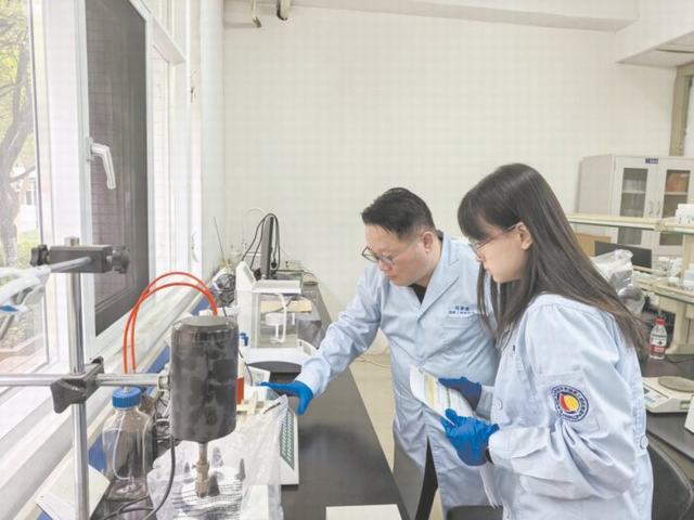 1789893680299739.jpg 张随望指导年妙香做实验 赵续荣 摄6.jpg