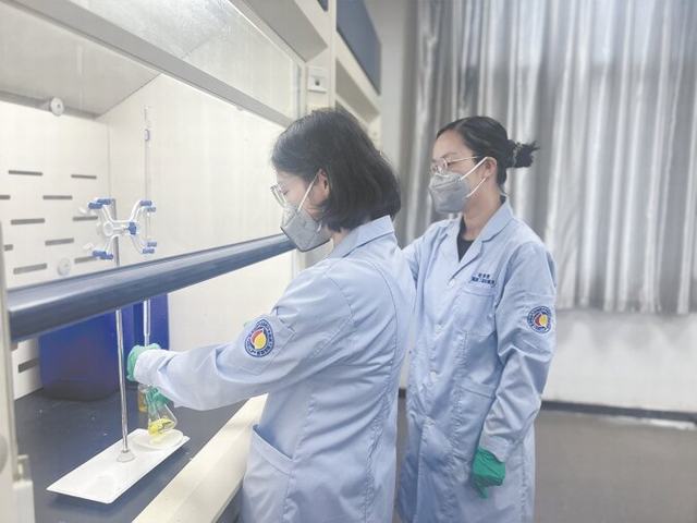 1789893710966461.jpg 慕媛媛指导杨昭雯进行实验分析 崔磊 摄1.jpg
