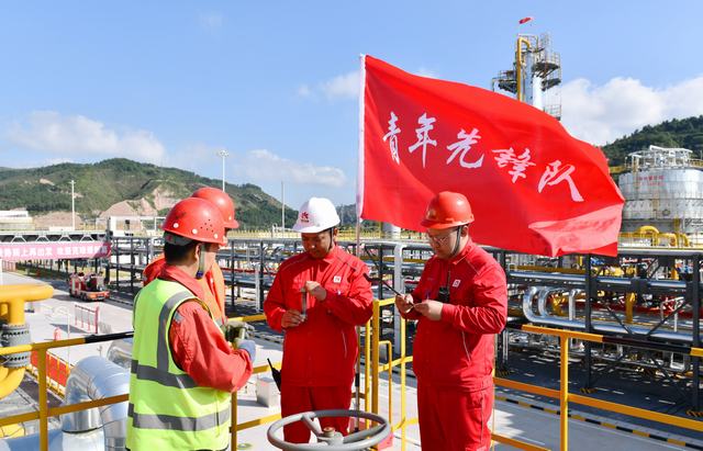 1789894048225782.jpg 1.图片说明:延长石油气田公司采气四厂下寺湾净化厂青年先锋队成员在装置消缺现场对外协作业人员配件和防爆工具进行检查核验。.JPG