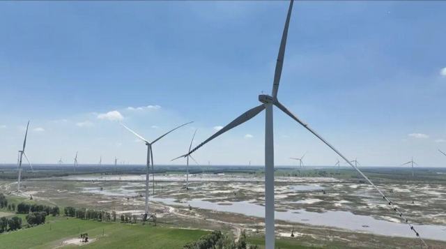 1789894441193477.jpg 吉林油田45万千瓦风光发电项目全容量并网投产.jpg